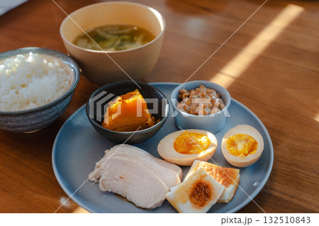 煮卵と鶏ハム、かぼちゃの煮物や納豆を添えた和風の朝食プレート 132510843