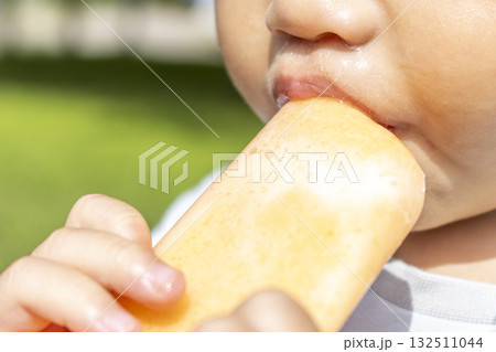 アイスを食べている男の子の口元(日本人、2歳、屋外) アイスを食べている男の子の口元(日本人、2歳、屋外) 132511044