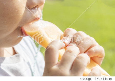 アイスを食べている男の子の口元(日本人、2歳、屋外) アイスを食べている男の子の口元(日本人、2歳、屋外) 132511046