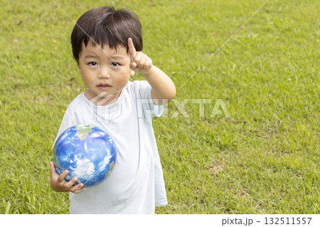 地球儀を持って草原で立っている男の子(2歳、日本人、笑顔) 地球儀を持って草原で立っている男の子(2歳、日本人、笑顔) 132511557
