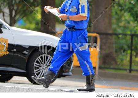 事故の調べをする鑑識官 事故の調べをする鑑識官 132512269