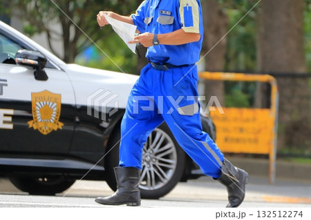 事故の調べをする鑑識官 事故の調べをする鑑識官 132512274