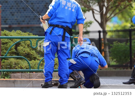 事故の調べをする鑑識官 132512353