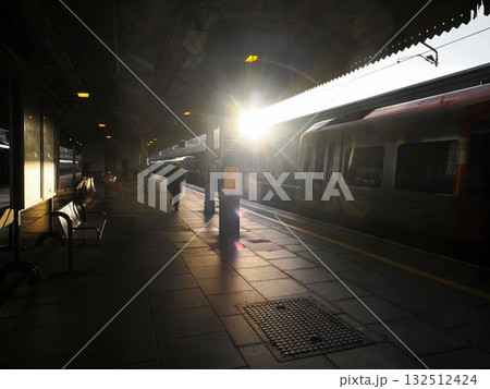 早朝のイギリス　カーディフ駅のプラットホーム 132512424