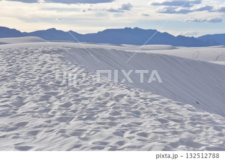 ニューメキシコ州 ホワイトサンズ国立公園の壮大な砂丘 ニューメキシコ州 ホワイトサンズ国立公園の壮大な砂丘 132512788