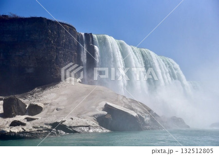 世界三大瀑布：ナイアガラ川の雄大な流れ 132512805