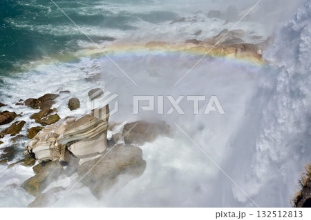 世界三大瀑布：ナイアガラ川の雄大な流れ 132512813