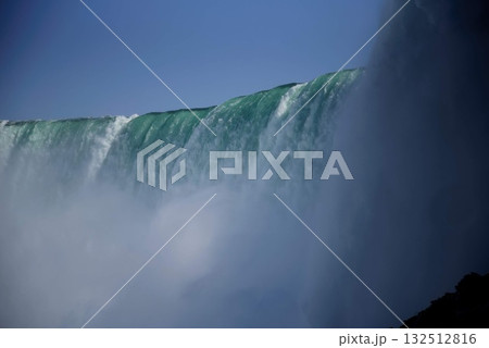 世界三大瀑布：ナイアガラ川の雄大な流れ 132512816