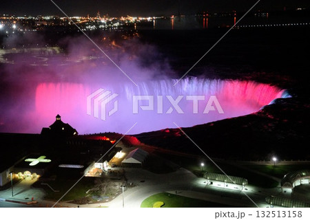 幻想的な夜景：七色のライトアップに包まれたナイアガラの滝 132513158