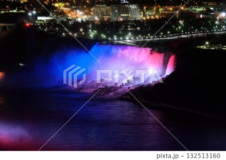 幻想的な夜景：七色のライトアップに包まれたナイアガラの滝 132513160