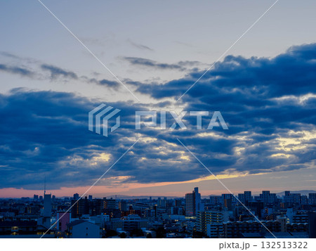 都市の夜明け　神戸市東灘区のビルの高層より芦屋大阪方面の景観 132513322