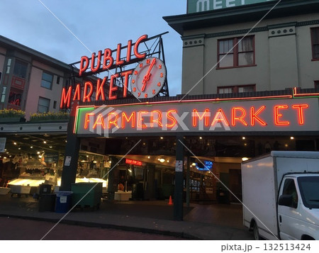 アメリカ西海岸の象徴：ネオンサインが輝くファーマーズマーケット 132513424