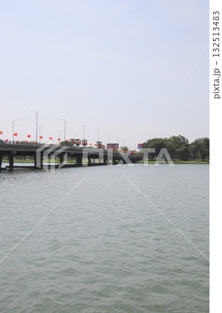 ベトナムフエのフォーン川風景 132513483