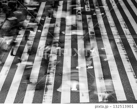 大阪梅田の横断歩道を渡る人々をスローシャッターで撮影 132513901
