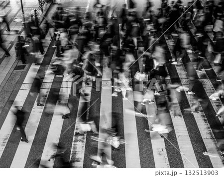 大阪梅田の横断歩道を渡る人々をスローシャッターで撮影 132513903