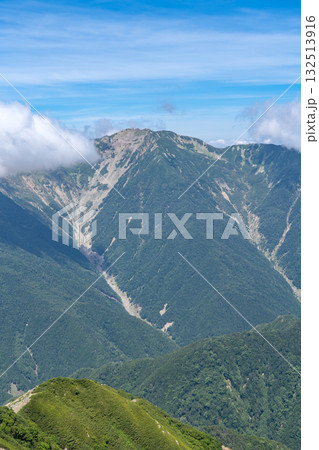 北岳の肩から見る南アルプス女王の仙丈ケ岳　南アルプスの北岳登山 132513916