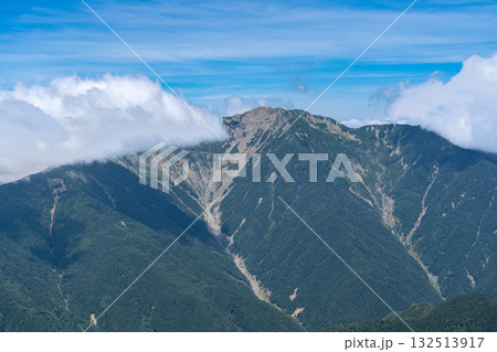 北岳の肩から見る南アルプス女王の仙丈ケ岳 南アルプスの北岳登山 北岳の肩から見る南アルプス女王の仙丈ケ岳 南アルプスの北岳登山 132513917