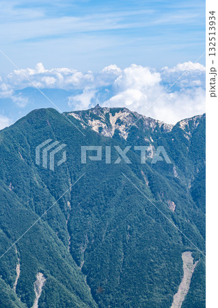 北岳肩の小屋から見る鳳凰三山の地蔵ヶ岳（オベリスク）　南アルプスの北岳登山 132513934