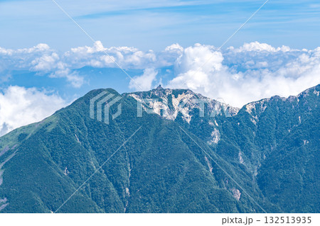 北岳肩の小屋から見る鳳凰三山の地蔵ヶ岳（オベリスク）　南アルプスの北岳登山 132513935