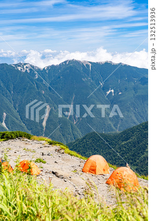 北岳肩の小屋から見る鳳凰三山の観音ヶ岳 南アルプスの北岳登山 北岳肩の小屋から見る鳳凰三山の観音ヶ岳 南アルプスの北岳登山 132513936