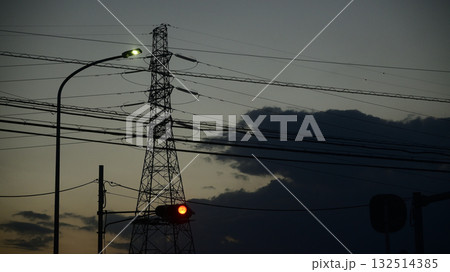 夕暮れの空と送電線 132514385