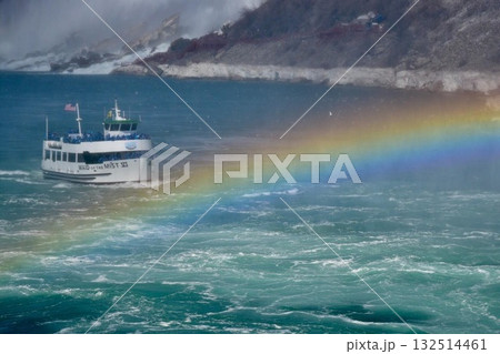 ナイアガラのパワースポット：水しぶきと虹の架け橋 132514461