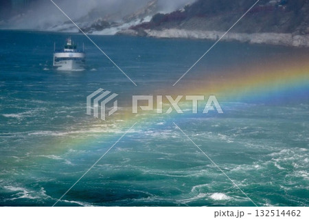 ナイアガラのパワースポット：水しぶきと虹の架け橋 132514462