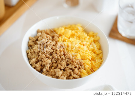 鶏そぼろ丼 132514475