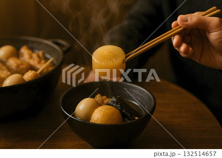 熱々のおでんを取り分ける手元 大根の湯気が立つ冬の食卓 132514657