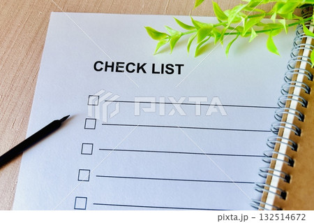 チェックリストとボールペンとノート 132514672