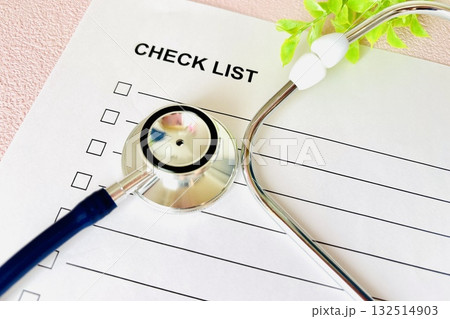 チェックリストと聴診器 132514903