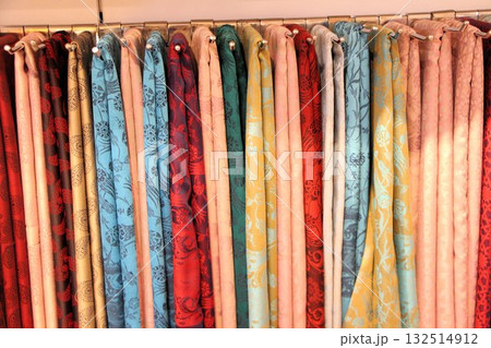 トルコのカラフルなシルクストール 132514912