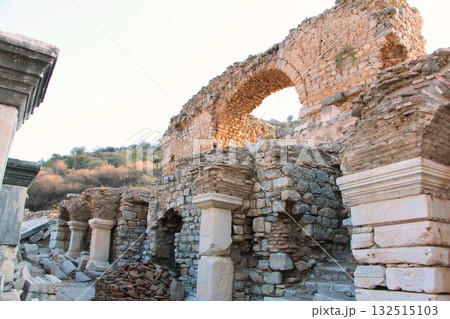 世界遺産トルコの観光名所、古代ギリシャ・古代ローマ時代のエフェソス遺跡 132515103