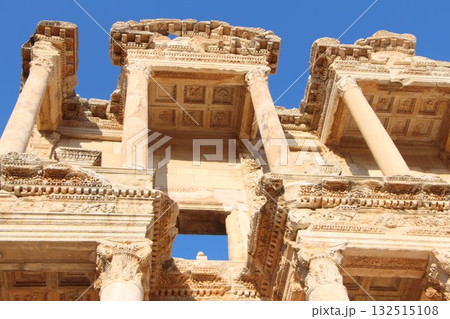 世界遺産トルコの観光名所、古代ギリシャ・古代ローマ時代のエフェソス遺跡 世界遺産トルコの観光名所、古代ギリシャ・古代ローマ時代のエフェソス遺跡 132515108