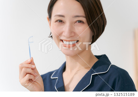 デンタルフロスを使う若い女性 デンタルフロスを使う若い女性 132515189