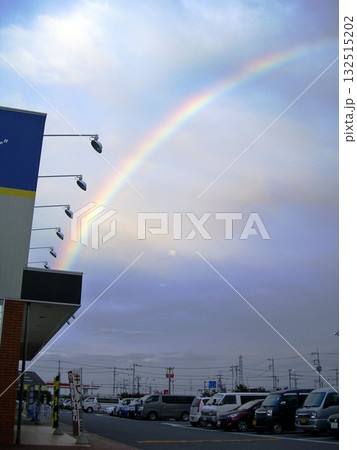 商業施設に架かる虹(2013.9.25) 秋9月の天気雨のフィナーレ 鮮やかなレインボー タテ位置 132515202