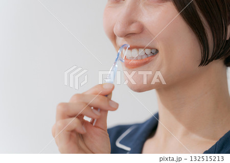 デンタルフロスを使う若い女性 デンタルフロスを使う若い女性 132515213