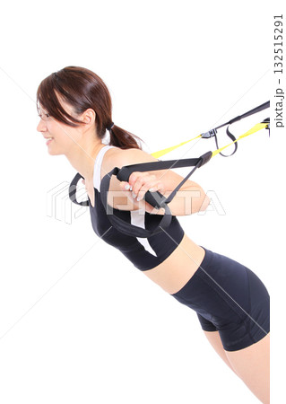 サスペンショントレーニングをする女性 サスペンショントレーニングをする女性 132515291