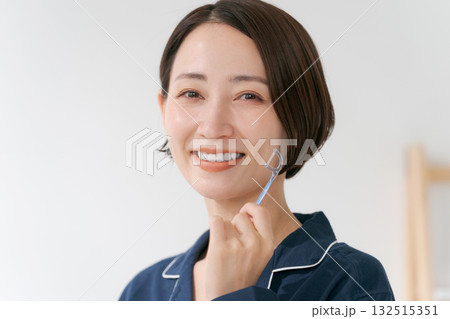 デンタルフロスを使う若い女性 132515351