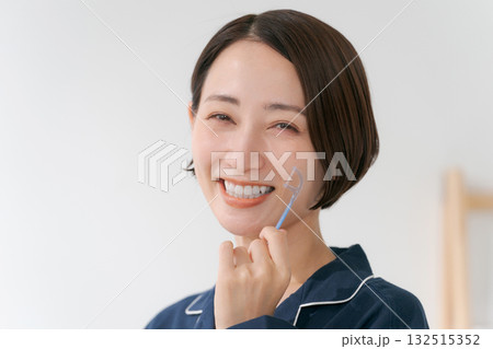 デンタルフロスを使う若い女性 132515352