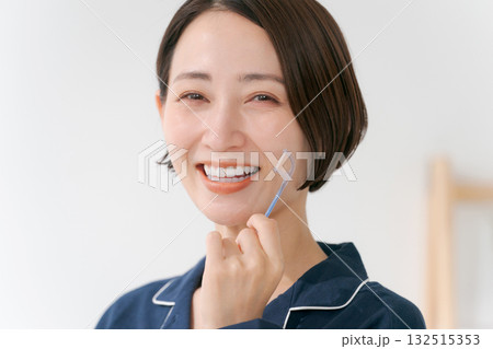デンタルフロスを使う若い女性 132515353