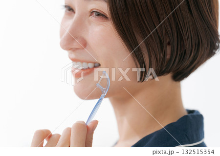 デンタルフロスを使う女性 デンタルフロスを使う女性 132515354