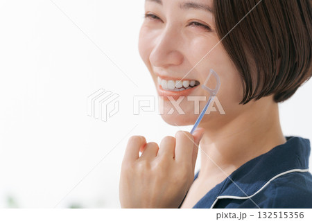 デンタルフロスを使う若い女性 132515356
