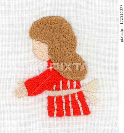 赤い服を着た横向きの女の子の刺繍 132515377