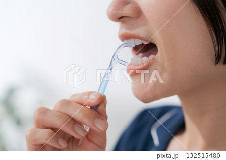 デンタルフロスを使う女性の口元 デンタルフロスを使う女性の口元 132515480