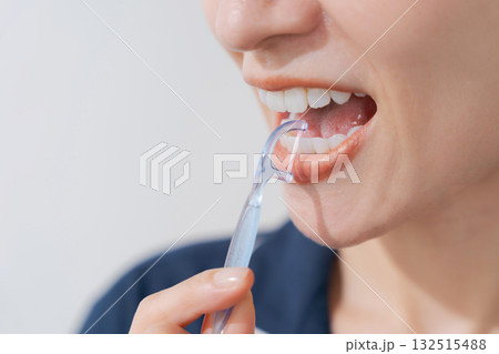 デンタルフロスを使う女性の口元 132515488