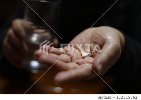 薬を飲む女性 薬を飲む女性 132515562