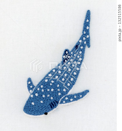 青いジンベエザメの刺繍 132515586