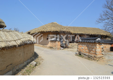 韓国安東にある河回村　塀のある昔の集落の風景 132515593