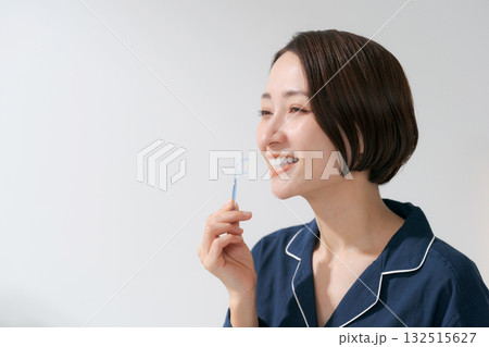 デンタルフロスを使う女性 デンタルフロスを使う女性 132515627